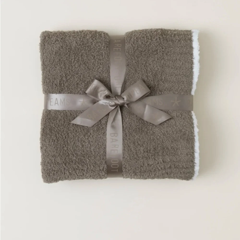 NWT Luxe Barefoot Dreams cozychic rib trim throw - moss/white